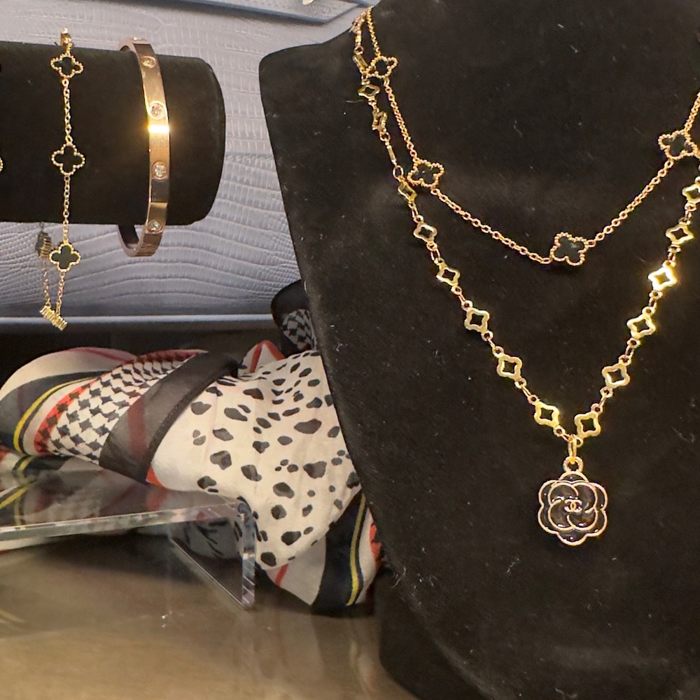Step out in style with this timeless Clover & Flower triple set. - Picture 16 of 16